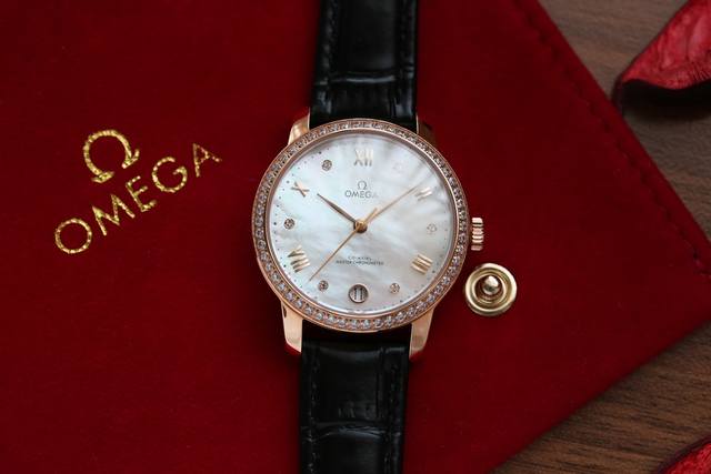 白 金 钢20 钻20 欧米+碟飞系列全自动机械机芯女表，直径34毫米，白色珍珠母贝表盘。指针经pvd处理，罗马数字刻度和弧面形小时刻度交替出现。表盘内饰以圆点