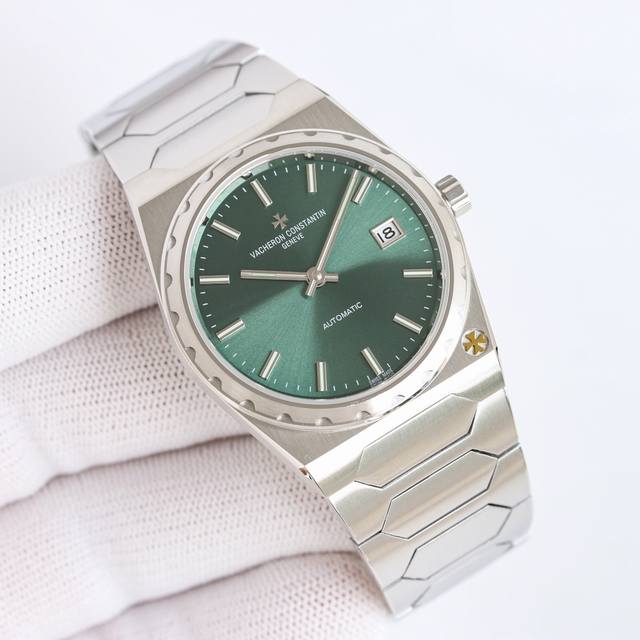 Tw出品 复古且时髦，深受众多明星追捧 江诗丹顿 Vc Rb2 重新重磅推出历史名作系列标志性豪华运动型腕表以纪念品牌成立222周年。 表壳：尺寸37Mm X8