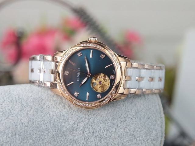 时尚机械女款 香奈儿 顶级机械女表，搭载原装西铁城机械金机芯 认准机芯图 零返修，通过高温加硬处理的镂空表盘，手工雕刻打磨镶钳在上面的水钻，凸显3D立体效果。晶
