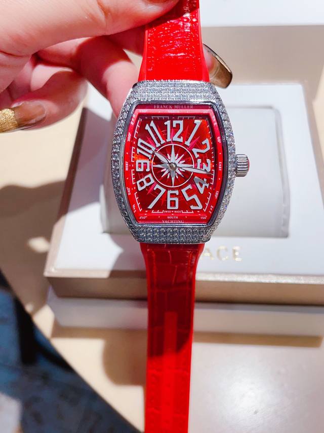 Franker Muller_法兰克穆勒 这个夏天爆款不断-又一新款来袭 V32酒桶游艇系列 奢华镶钻 做工复杂时尚蓝色 黑色字面 搭配橡胶真皮皮带 镶钻扣子