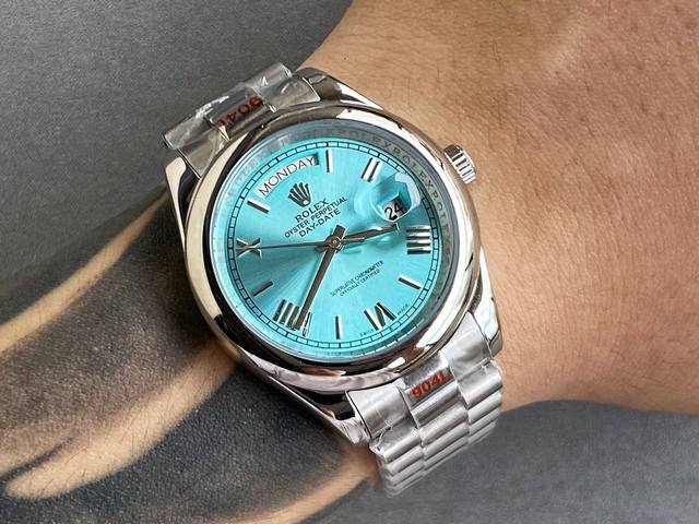 特价 品牌：Rolex劳力士热卖经典 系列：日志型耗式双历系列 机芯：顶级进口全自动机械机芯双历显示 壳套: 采用316精钢壳套 镜面: 矿物质水晶防磨防刮镜面