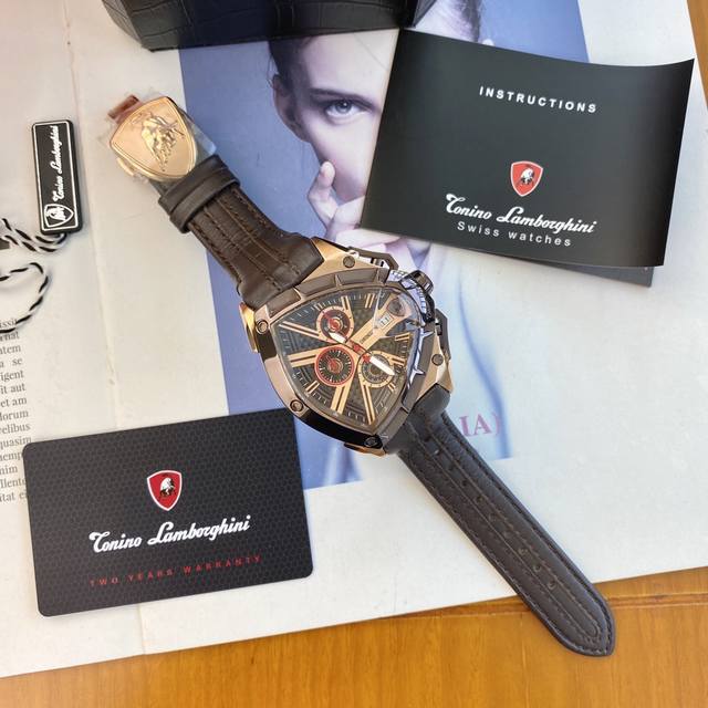 配盒 支持香港、美国直邮 爆款兰博基尼，运动、时尚潮流，日历三眼腕表。专柜新款，结构超级复杂，各种精密打磨工艺，异形蓝宝石玻璃，高难度且成本昂贵，市场无仿货。4