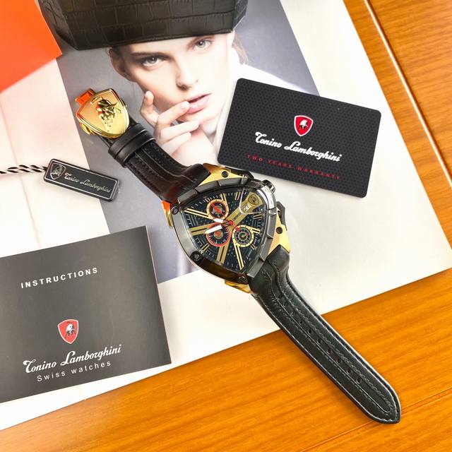 配盒 支持香港、美国直邮 爆款兰博基尼，运动、时尚潮流，日历三眼腕表。专柜新款，结构超级复杂，各种精密打磨工艺，异形蓝宝石玻璃，高难度且成本昂贵，市场无仿货。4