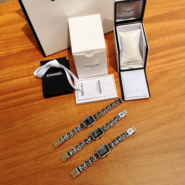 最新版chanel香奈儿方糖 Première 腕表！ 真正天花板级别原版无差，搭载原装正品高精度瑞士机芯，腕表尺寸26.1X20X7.65毫米。表带尺寸s M