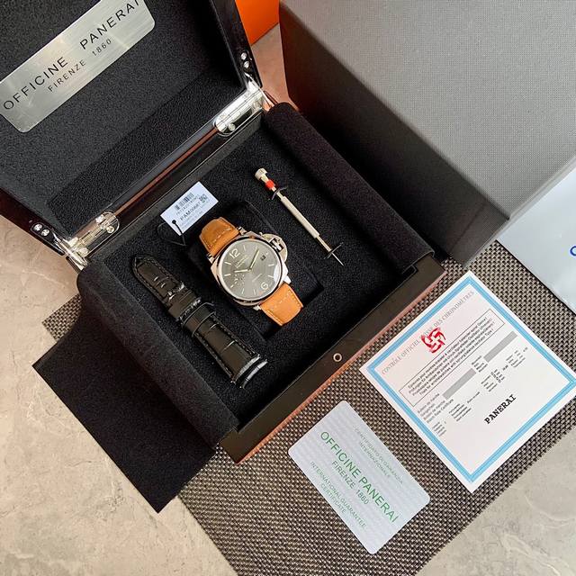 特 ，新品沛纳海 Pam904限量款！这款表盘42Mm不会太大再合适不过了，可以说是一款女款都可以佩戴的强悍风格的腕表。崭新超薄 儒雅绅士之选 面盘独特浅灰磨砂