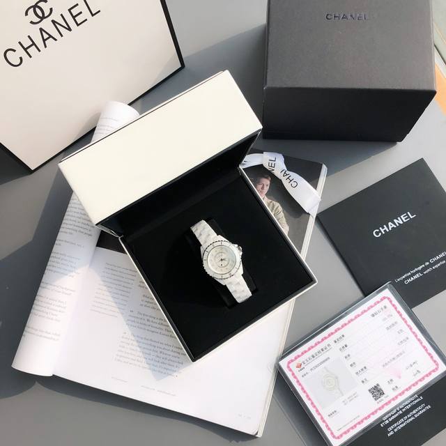 Chanel香奈儿j12系列，彩色霓虹，精选黑色漆表盘表达纯粹简约的设计主张，高科技全黑色精密陶瓷表壳搭配钢镶边表圈，精钢旋入式表冠，33Mm表径，蓝宝石玻璃镜