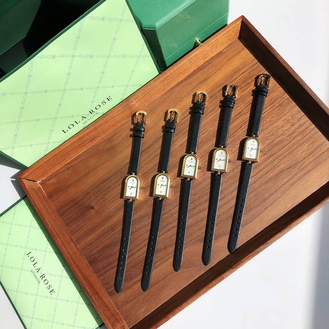 Lola Rose，最新款拱门系列。表壳采用拱门造型，立体砖纹雕刻，工艺精湛。别致的拱门造型搭配臻选天然的贝壳表面，蓝砂石表面。呈现出复古而浪漫的腕间风格。搭配