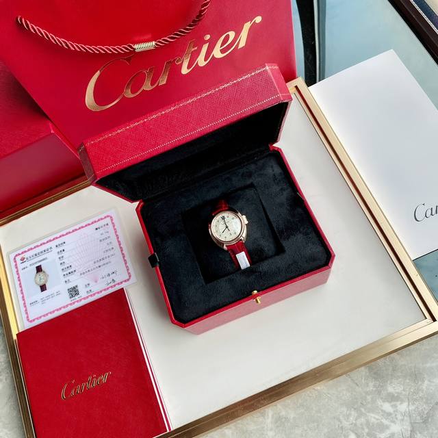 卡地亚钥匙系列 腕表保留了卡地亚的经典设计：表壳以精钢包18K玫瑰金，实厚度6Um 永不褪色 表盘10颗1.3Vs级天然足反钻石时标和剑形蓝钢指针，形似钥匙的表