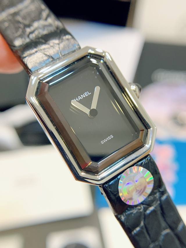 同价 独家实拍，认准品质与细节 原装1:1复刻 香奈儿 Chanel黑金方糖腕表，这款诞生于1987年，所以这款表也叫“1987‘’。 这款表是coco邀请好莱