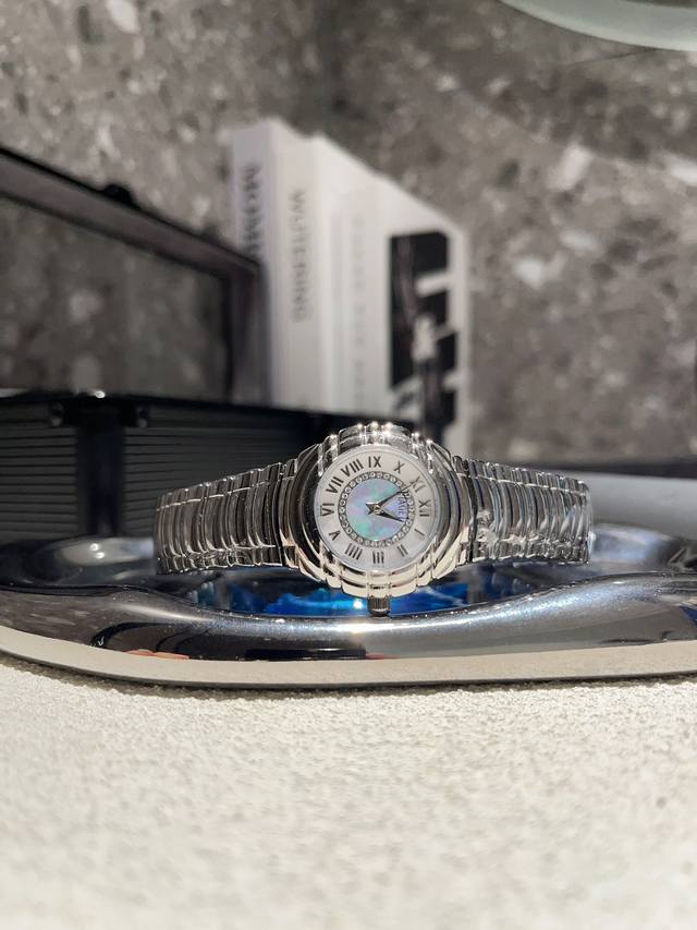 1990年伯爵 Piaget 由表坛珠宝大师发展成为珠宝巨擘，推出tanagra系列，缪斯女神piaget Tanagra伯爵贝母盘钻石刻度黄金表带款。伯爵的珠
