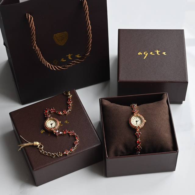 Agete原单阿卡朵 绝版的款式。石榴石流苏手链表定制于lamtutu 极显手白的一块时装手链表 手表全采用手工爪镶、酒红的天然石榴石手链、定制流苏、流苏是可以