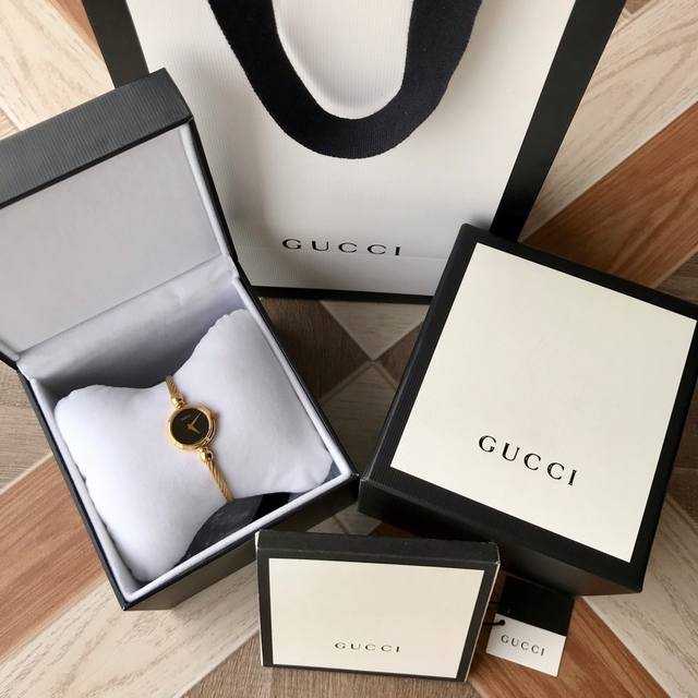 特 Vintage古驰gucci限量版手镯表，20毫米表径，瑞士石英机芯，三十米生活防水，进口蓝宝石玻璃镜面，底盖精致做旧雕花，配全套最新款专柜包装出货。