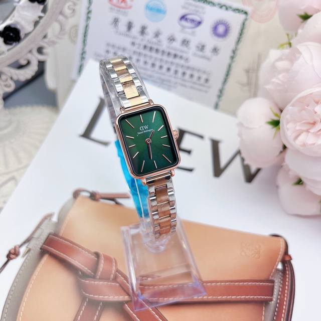 Dw 新品低调奢华女款古董表，小方表 石英机芯，合金材质与白金电镀，整体质感和气质都变了，精致感upup搭配小巧壳形，上手效果完美！尺寸28Mm双按扣