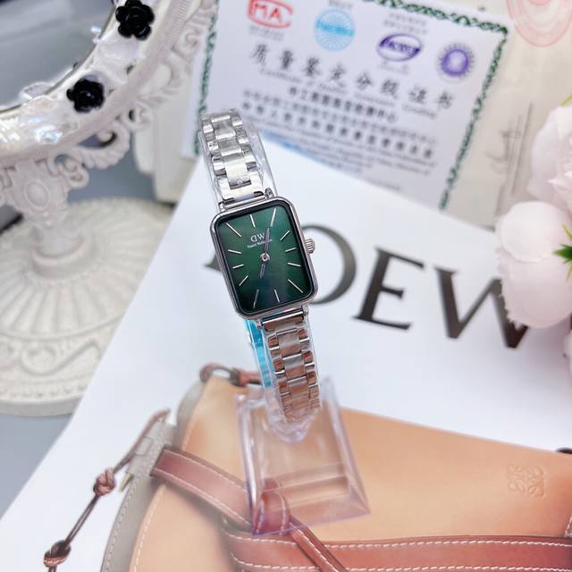 Dw 新品低调奢华女款古董表，小方表 石英机芯，合金材质与白金电镀，整体质感和气质都变了，精致感upup搭配小巧壳形，上手效果完美！尺寸28Mm双按扣