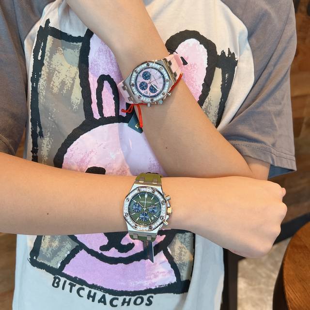 网红爆款ap爱彼皇家橡树系列全新色系--樱花粉vs橄榄绿 美女几乎人手一枚！精钢表壳镶钻八角钻石壳边设计 进口日本多动能石英机芯 稳定带计时功能 蓝宝石水晶镜面