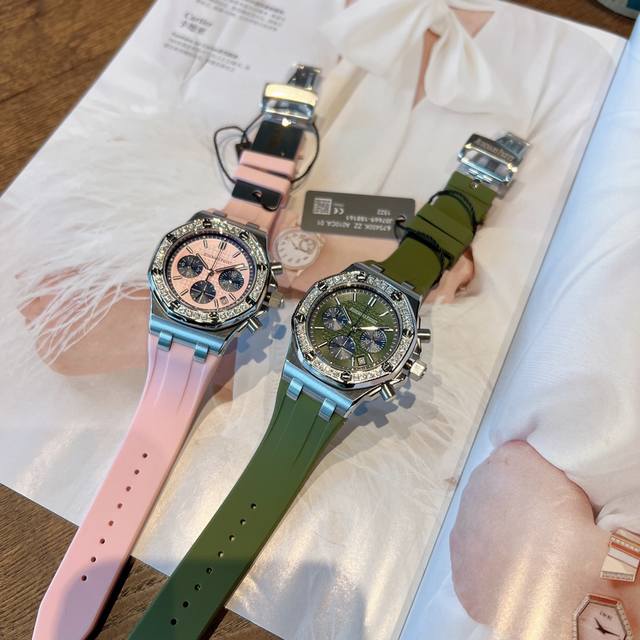 网红爆款ap爱彼皇家橡树系列全新色系--樱花粉vs橄榄绿 美女几乎人手一枚！精钢表壳镶钻八角钻石壳边设计 进口日本多动能石英机芯 稳定带计时功能 蓝宝石水晶镜面