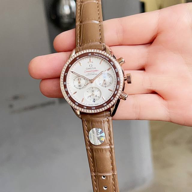 白钻 金 欧米茄超霸系列 38Mm的精钢表壳搭配白色皮带，色泽温柔雅致，特别的双重表圈设计，延续了原型超霸对专业测速圈，而外圈则饰有测速刻度的表盘设有三个椭圆形