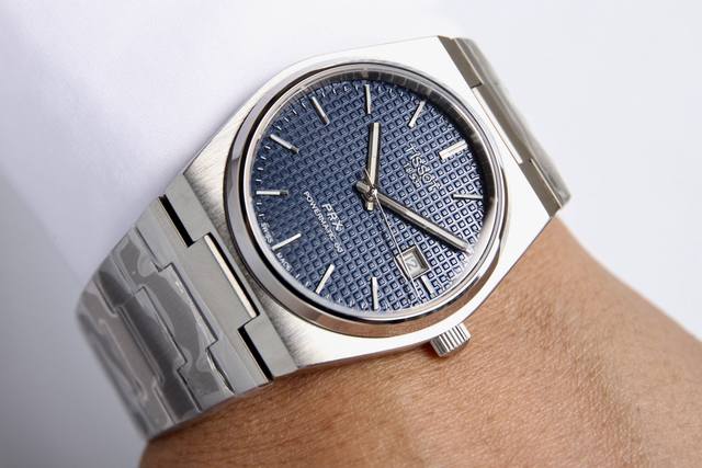 白 . 金20. 新款 最新款 秉持创新源于传统的品牌理念，天梭表推出一款配备了“一体式精钢表链” 融表链，表耳，表壳于一体 的腕表，并为其配了酒桶型表壳。方寸