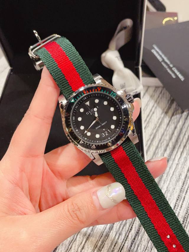 Gucci古驰 Dive潜水系列 6个色。中性款 镀膜镜面，可旋转圈口看两地时间，底盖精致雕花，表壳系列打磨抛光组装生活防水 酷~40Mm