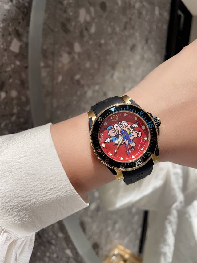 原单品质 古驰 Gucci新款中性潜水表，40 Mm表径，以品牌标志性动物图案和夜光显示为表盘。应用不锈钢材质，经缎面拉丝润饰，并搭配与表盘配色一致的橡胶表带。