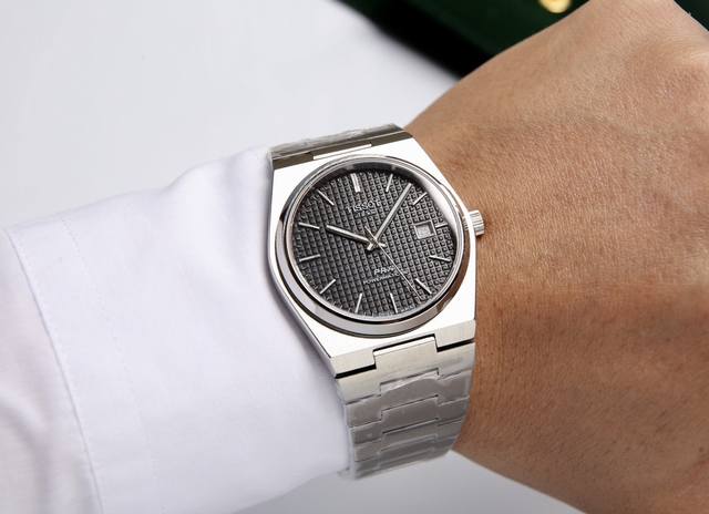 白 . 金20. 新款 最新款 秉持创新源于传统的品牌理念，天梭表推出一款配备了“一体式精钢表链” 融表链，表耳，表壳于一体 的腕表，并为其配了酒桶型表壳。方寸