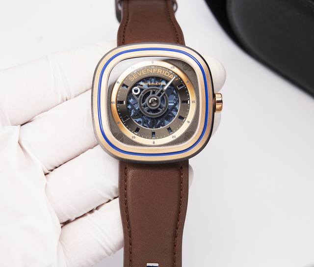 看似不同调的色系， 却意外融合出复古情怀， 装饰艺术美感， 带出鲜明时代个性。 Sevenfriday 7七个星期五5 T2 04