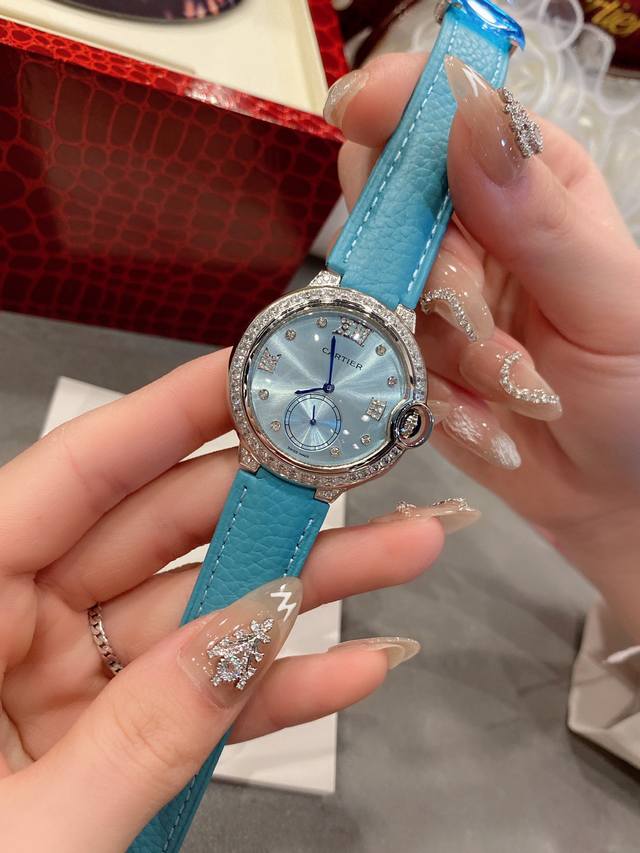 春夏冰蓝新色白 .金 钻+30卡地亚 完美的治愈色 很气质的颜色，荔枝纹皮饱和度恰到好处，细腻的羊皮戴上手超级柔软舒适自然的奶油感，简直不要太小清新，关键是超显