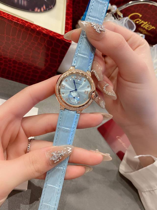 春夏冰蓝新色白 .金 钻+30卡地亚 完美的治愈色 很气质的颜色，荔枝纹皮饱和度恰到好处，细腻的羊皮戴上手超级柔软舒适自然的奶油感，简直不要太小清新，关键是超显