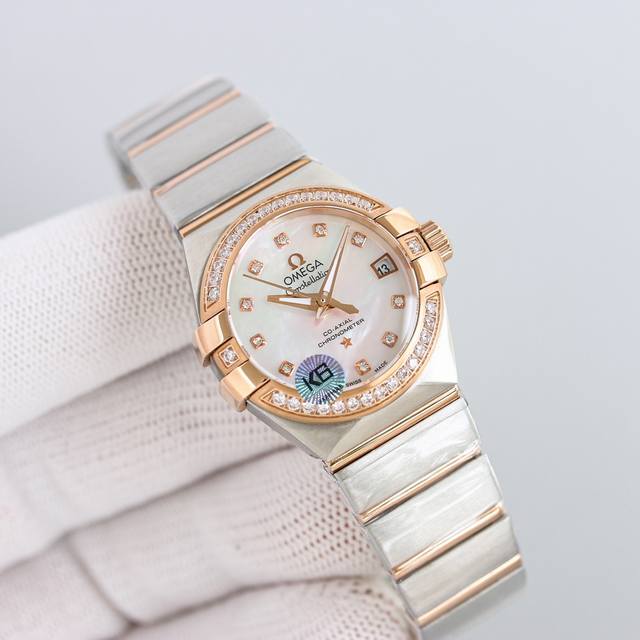 白钢 间金 带钻加50 首选新品 欧米茄星座系列pluma轻羽腕表，搭载一比一8520机芯，天然蓝色炫彩贝母表盘，天然贝母表盘女表中的常年热销款式，表扣轴承采用