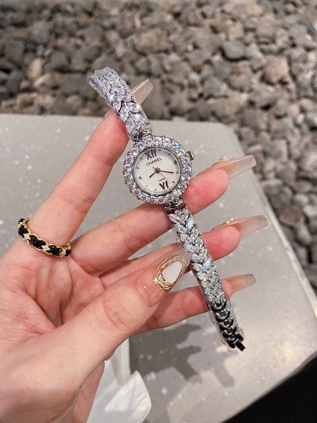 小红书爆款香奈儿镶钻鱼尾锆石巨闪，表盘渐变贝母面，做工精致很有质感，上手美爆了