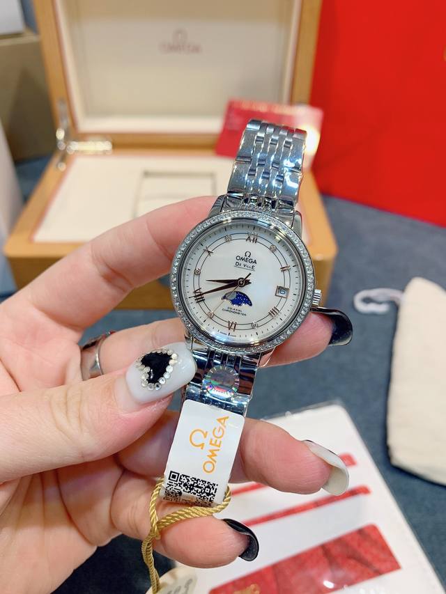 母亲节vs520推荐 批P银光 .玫光 .带钻加30 独家实拍，认准品质与细节 情人节好礼推荐 －－欧米茄蝶飞系列星辰月相腕表采用直径为33Mm的精钢表壳，搭配