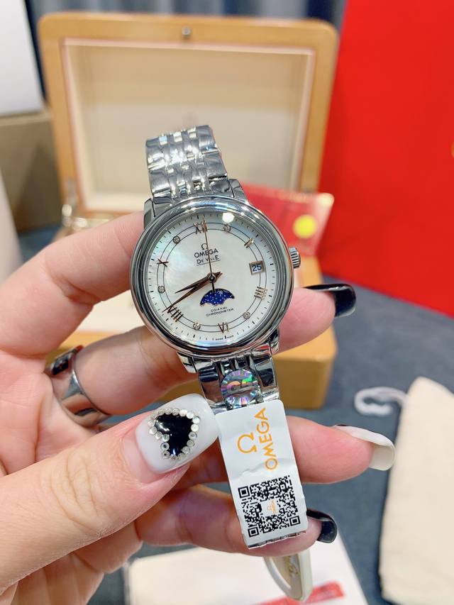 母亲节vs520好礼推荐 批P银光 .玫光 .带钻加30 独家实拍，认准品质与细节 情人节好礼推荐 －－欧米茄蝶飞系列星辰月相腕表采用直径为33Mm的精钢表壳，