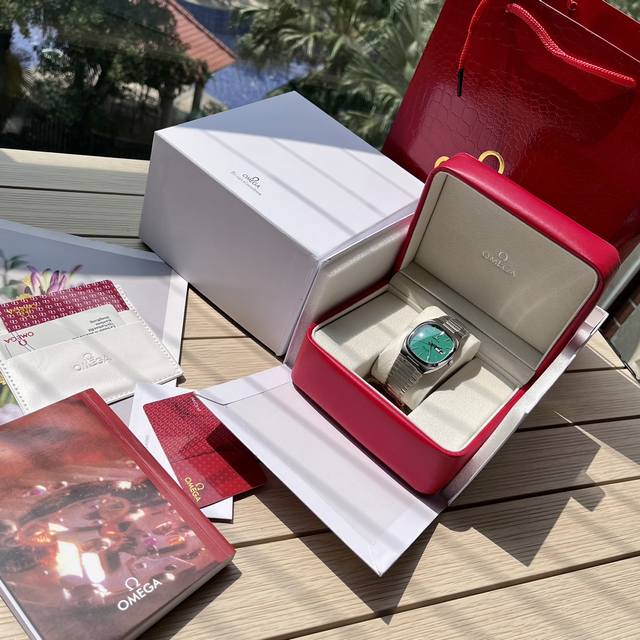 欧米伽中古手表 中古表其实越用越有味道 也不会说太高调什么的 中古表玩儿的就是一个情怀一个好看 尤其是五颜六色得更适合夏天啦！哈哈哈哈哈哈哈今年第一款中古表！我