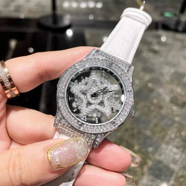 时来运转精致奢华的五芒星表盘设计外表浪漫柔美曲线流露优雅气质优质轴承匠心打造拒绝卡盘异响兼具趣味与品质透底底盖洞悉时光，悬浮刻度便于读时，生活防水。尺寸：40.