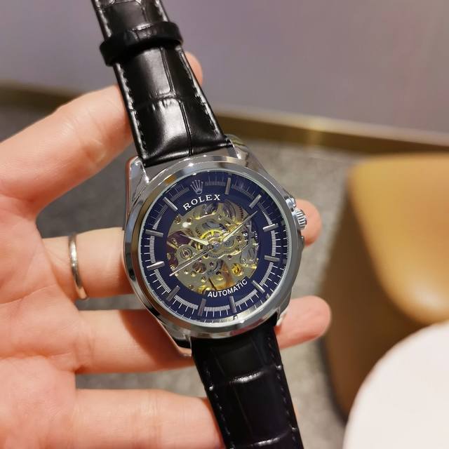 真皮表带十双按蝴蝶扣 白 ，全黑 ，劳力士一rolex，全自动机械机芯，蕴含最优质的材料与一丝不苟的工艺！超强矿物质幻彩玻璃，真空电镀，精密防水，直径：43Mm