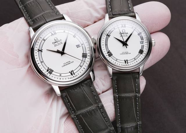 白皮 . 金20. 钢带30 欧米茄-碟飞系列-情侣对表！正品开模，字面与正品一致采用太阳纹，弧面时刻丁玻璃升级为高清拱型双卜蓝宝石玻璃 显示更清晰，防刮花 钢