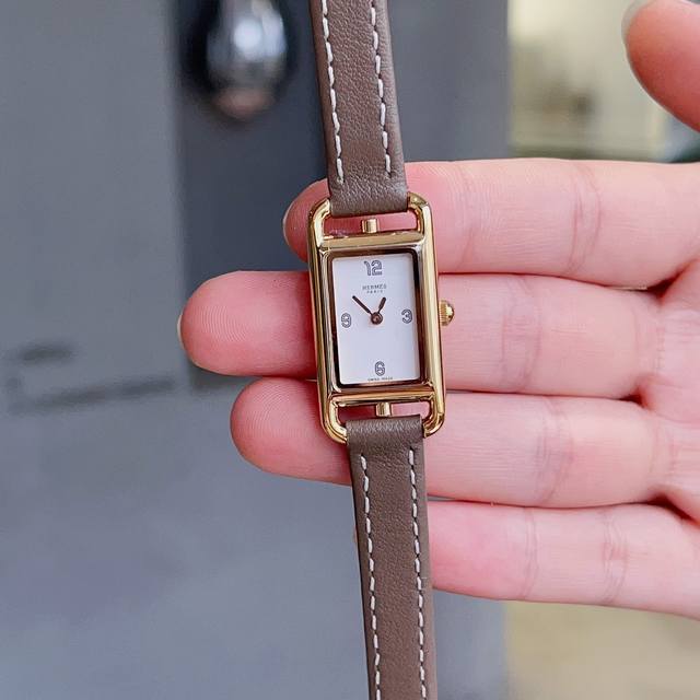 白壳 金 钻50 爱马仕nantucket系列从不循规蹈矩，展现不竭创意，全新trespetitmodeie腕表进一步凸显了设计的精美轮廓，宝石镶嵌，白色天然珍