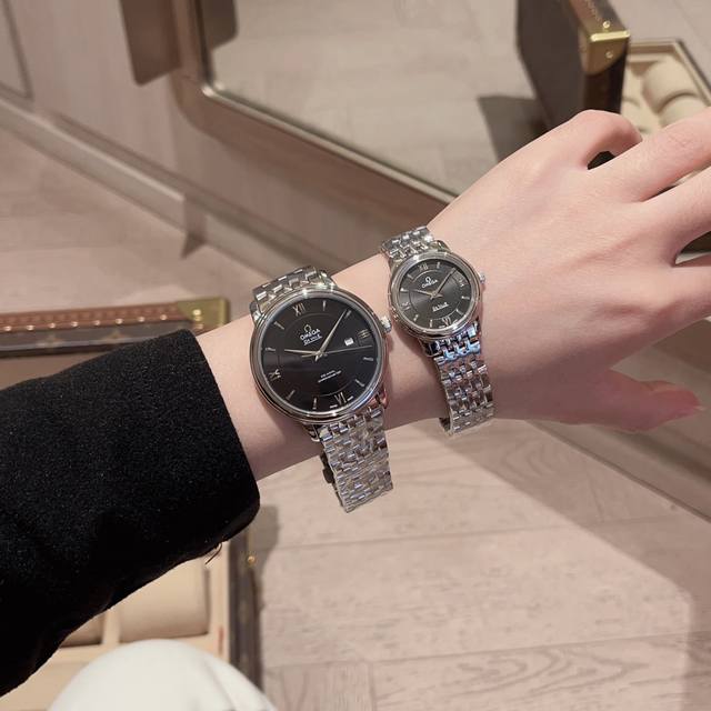 金 钻＋20 台湾厂 搭配红色包装礼品袋欧米茄蝶飞石英系列腕表 腕表女装尺寸27.4Mm 男装39Mm 进口瑞士石英机芯 316精钢表壳 防刮花玻璃 别具匠心的