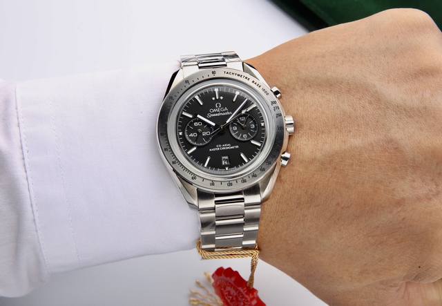 白钢 . 欧米茄超霸系列腕表新品发布。 这款腕表采用42Mm精钢表壳和904L表链，配备黑色陶瓷表圈圆环。 原版开模复刻，搭配进口机械全自动机芯，真正实现0返修