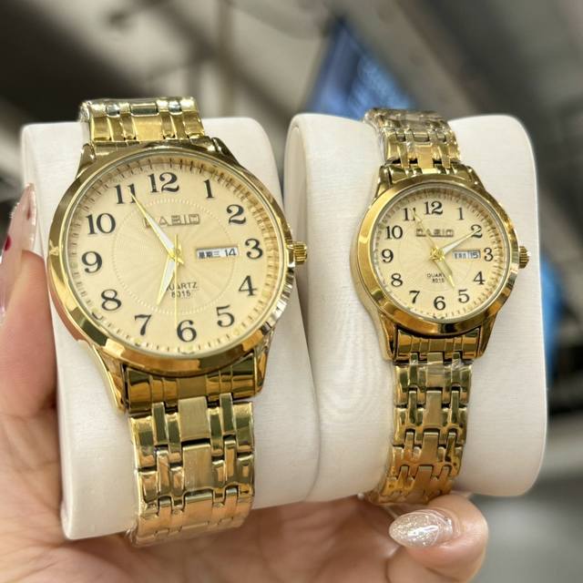 品牌：卡西欧精品腕表，经典大三针设计表盘，双日历设计。 尊贵大气，时尚推荐、热卖全城。男款39.5Mm。 女款28Mm