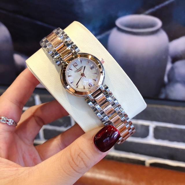 白壳 ，枚壳 志玲姐姐同款浪琴心月系列 石英女表 实心钢带，蓝光玻璃 佩戴一款适合自己的手表是很重要的社交搭配。您值得拥有