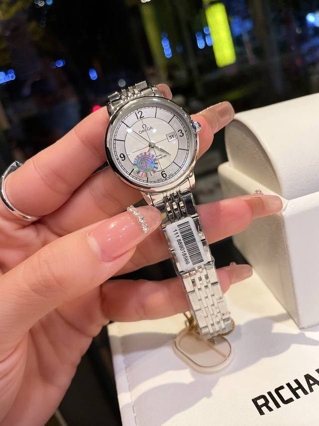 白 金 钢带+20 钻圈+20 欧米茄-Omega 女士腕表 进口石英机芯 316L精钢表壳 直径34Mm厚8Mm该款腕表备受女性喜爱，四季衣服搭配，尽显优雅在