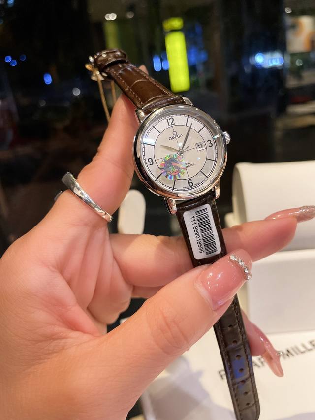 白 金 钢带+20 钻圈+20 欧米茄-Omega 女士腕表 进口石英机芯 316L精钢表壳 直径34Mm厚8Mm该款腕表备受女性喜爱，四季衣服搭配，尽显优雅在