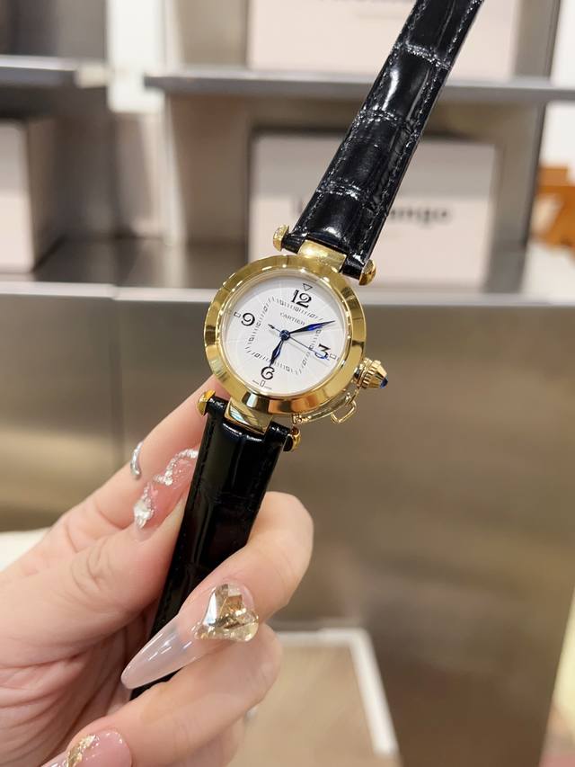 玫金 钻圈20Pashadecartier卡地亚帕莎系列腕表，方中有圆，35毫米表款，进口瑞士石英机芯，316L精钢表壳，意大利小牛皮表带，淬火钢蓝夜光指针，蓝