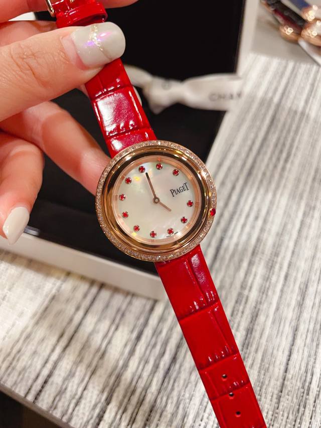 批P光圈 钻圈 伯爵“时来运转”顶级奢侈品入门款 第一眼看到它的时候我一眼就中，首先是外观设计足够百搭，旋转式表圈可自由转动，外层一圈可来回转动 很有寓意、一起