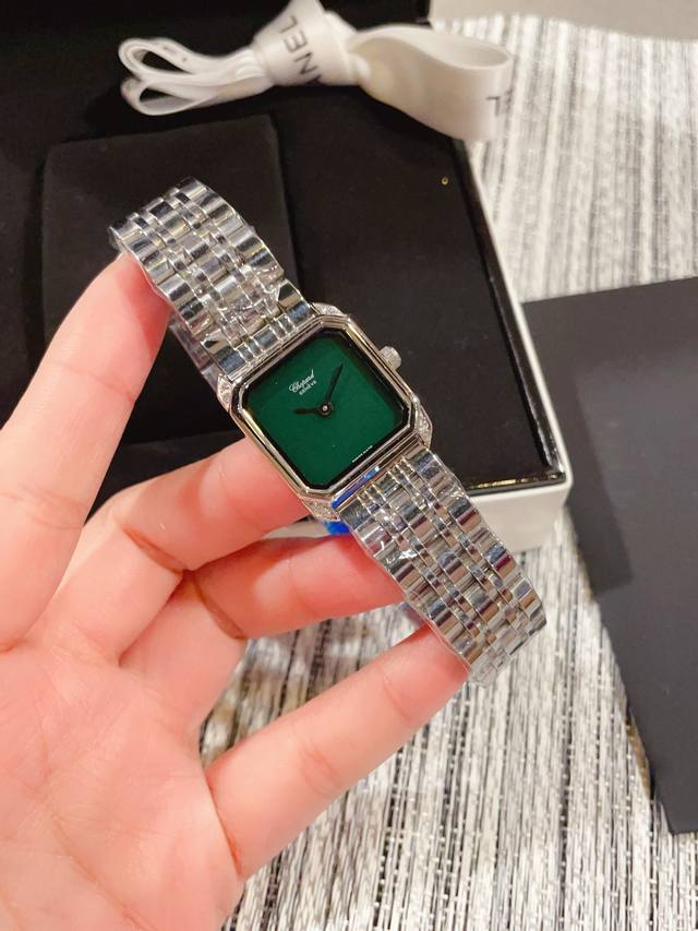 钢带20 萧邦中古表 忒好看了，太lady 了，气质queen，这枚萧邦的vintage中古表，直径24Mm瑞士石英机芯，这枚全金方盘本身是气质挂，精妙在四角8