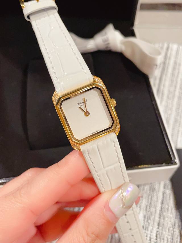 钢带20 萧邦中古表 忒好看了，太lady 了，气质queen，这枚萧邦的vintage中古表，直径24Mm瑞士石英机芯，这枚全金方盘本身是气质挂，精妙在四角8