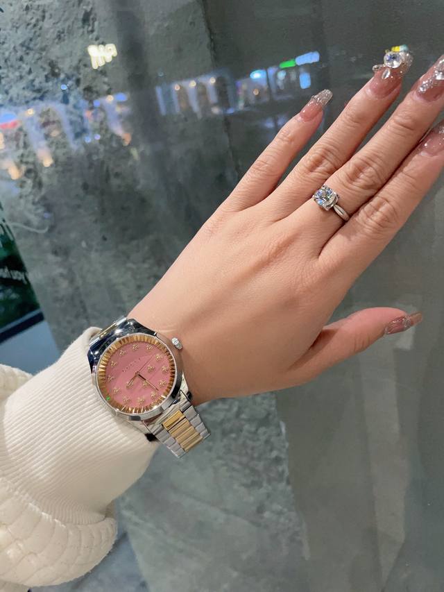 天呐 怎么这么好看！2023最新款古驰圣诞限量版 这款超美蜜蜂面腕表采用蓝色青金石表盘，蓝宝石防刮玻璃，搭配品牌标志性的cucci蜜蜂形状刻度，打造出众的g-T