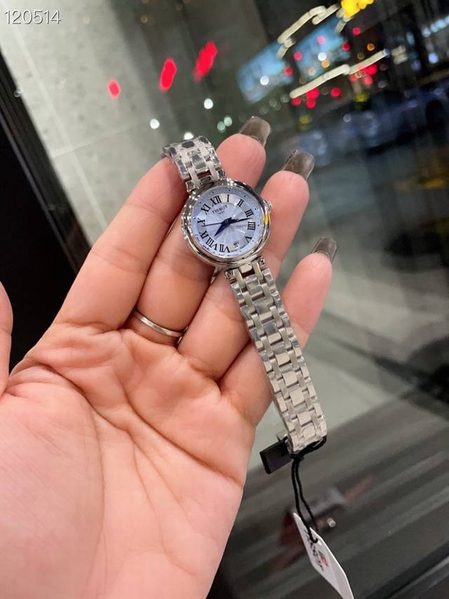 光圈 钻圈 今年3月份天梭出得新款嘉丽小美人系列，整体非常简洁，26Mm的表盘很精致小巧，厚度刚刚好！不愧是小美人～戴起来也是非常好看的～值得入手手表之一。