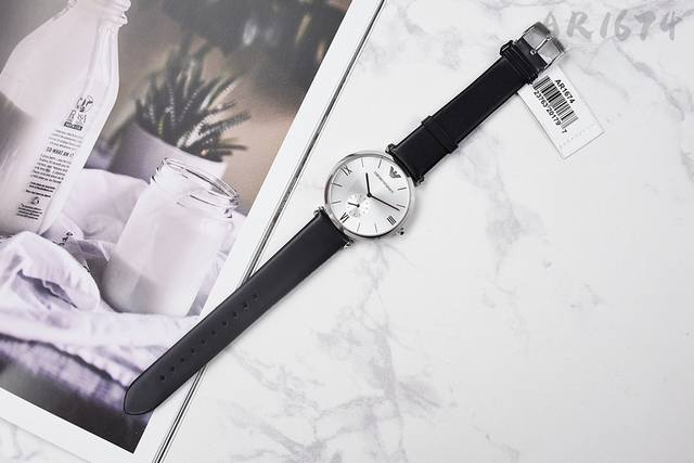 原单armani 阿玛尼 型号：Ar1674 表壳：316L精钢 表镜：矿物质强化玻璃 表带：进口牛皮 表扣：针扣 尺寸：40*10Mm 简至经典两针搭配独立秒